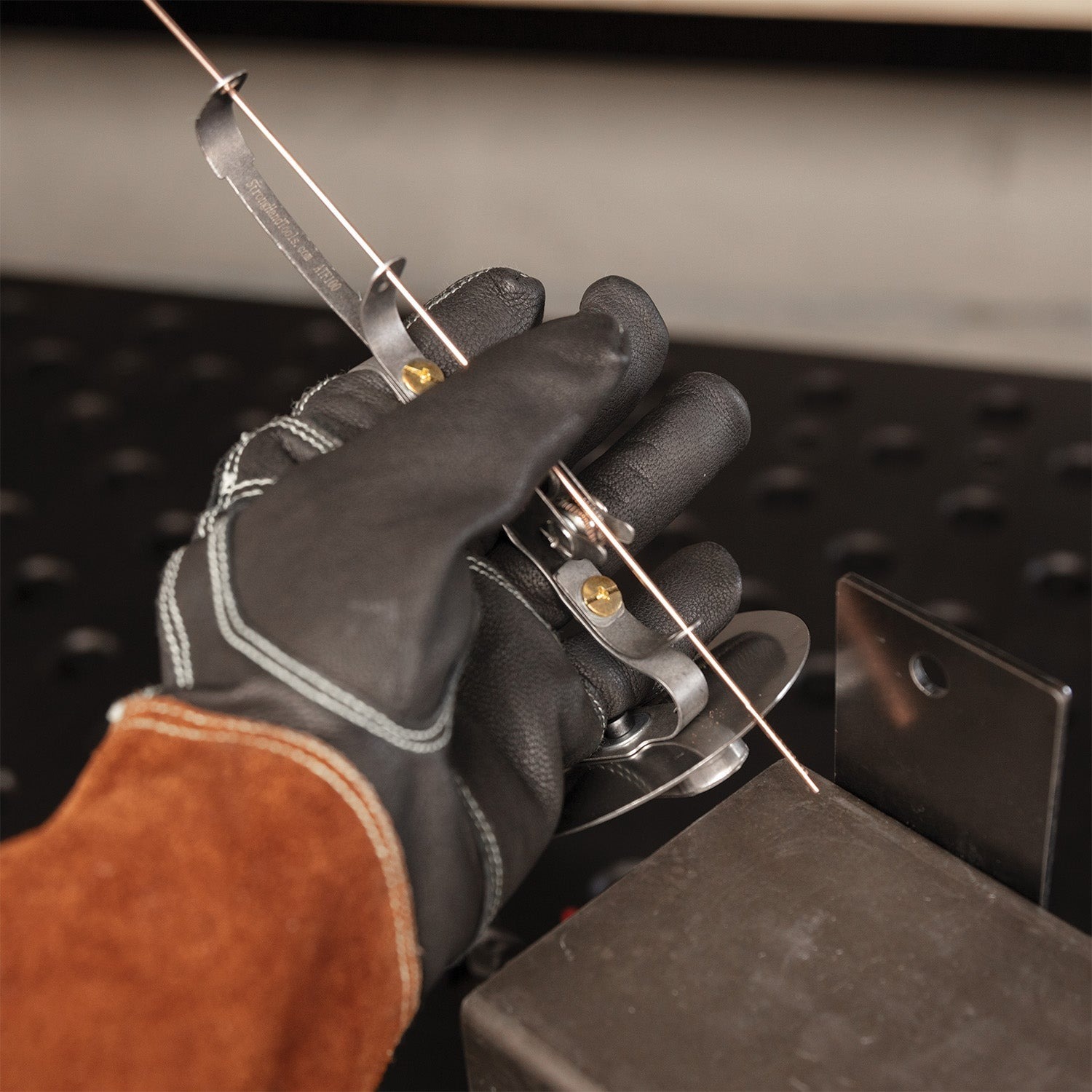 Derulator sârmă sudură TIG cu bază magnetică și protecție termică, Strong Hand Tools, ATF200_1