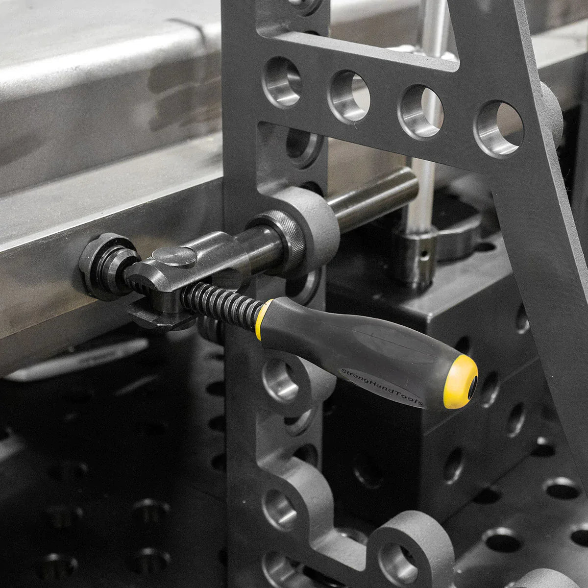 Clemă T-Post pentru țevi, bară verticală 250 mm, fixare țevi, braț orizontal 110 mm, Alpha 28, T28-61416 - imagine 3